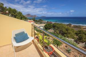 a balcony with a chair and a view of the ocean at Pedra do Jota in Porto Santo
