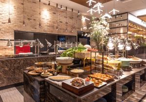 una linea a buffet con molti tipi diversi di cibo di APA Hotel & Resort Osaka Umeda Eki Tower ad Osaka