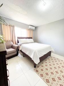 Кровать или кровати в номере Hidden Oasis in Kingston