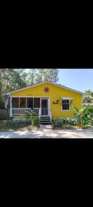 海濱公園的住宿－The Little Yellow Beach House，白色装饰的黄色房子