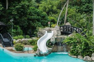 un tobogán de agua en una piscina en un parque temático en Sabah Hotel en Sandakan