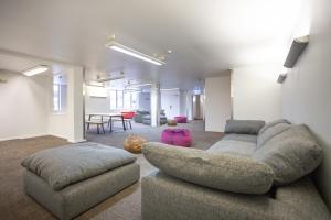Un lugar para sentarse en The Brownston Hostel