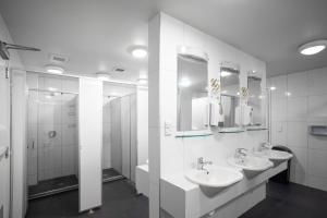 Un baño de The Brownston Hostel