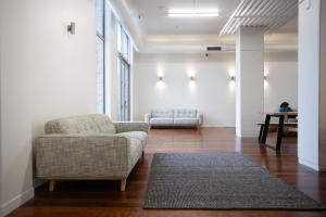 Una cama o camas en una habitación de The Brownston Hostel