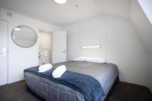 Una cama o camas en una habitación de The Brownston Hostel