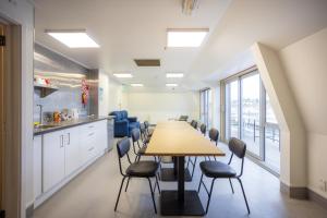 Una cocina o kitchenette en The Brownston Hostel
