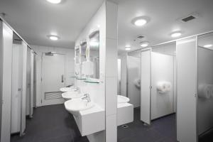 Un baño de The Brownston Hostel