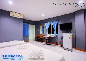 Postel nebo postele na pokoji v ubytování Horizon Hotel