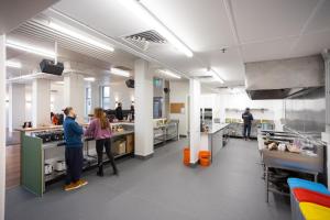 Una cocina o kitchenette en The Brownston Hostel