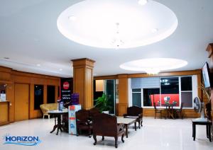 TV a/nebo společenská místnost v ubytování Horizon Hotel
