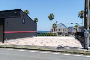 ein großer Parkplatz neben einem Gebäude in der Unterkunft SAKURA house Marine in Ito