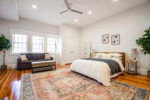 een grote slaapkamer met een bed en een bank bij Charming 1BD/1BA Studio; walk to stadiums & UMD in Baltimore