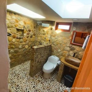 ビージャ・デ・レイバにあるEcohotel Buenavistaの石造りのバスルーム(トイレ、シンク付)
