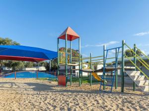- une aire de jeux sur la plage avec un toboggan dans l'établissement NRMA Warrnambool Riverside Holiday Park, à Warrnambool