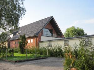ceglany dom z dachem gambrel w obiekcie B&B Herberg Boerenhol w mieście Poperinge