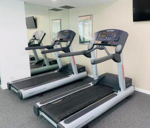 Fitness centrum a/nebo fitness zařízení v ubytování Lagoon Swimout Absolute Pool Front - Slice of Paradise - Sea Temple Pt Douglas
