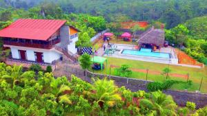 - une vue aérienne sur une maison avec une piscine dans l'établissement Villa Cinnamon Nature, à Beruwala