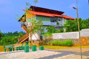 un bâtiment avec un banc devant lui dans l'établissement Villa Cinnamon Nature, à Beruwala