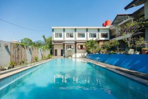 ボゴールにあるUrbanview Hotel Syariah Villa SM Cisarua Puncak by RedDoorzの建物の前のプール