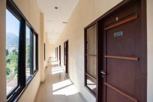 ボゴールにあるUrbanview Hotel Syariah Villa SM Cisarua Puncak by RedDoorzの空廊(窓、ドア付)