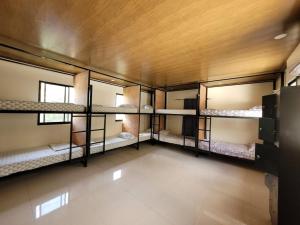 ein Zimmer mit einem Haufen Etagenbetten darin in der Unterkunft Hostel Nicoa in Nosara