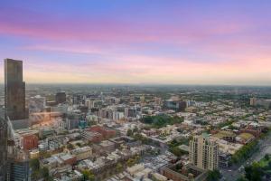 een luchtzicht op een stad met gebouwen bij Boutique 3B2B2Carpark Carlton Garden at Doorstep in Melbourne