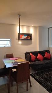 uma sala de estar com uma mesa e um sofá em 202-Cómodo y moderno apartamento de 2 habitaciones en la mejor zona céntrica de Ibagué em Ibagué