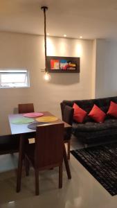 a living room with a table and a couch at 202-Cómodo y moderno apartamento de 2 habitaciones en la mejor zona céntrica de Ibagué in Ibagué