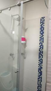 y baño con ducha y puerta de cristal. en 202-Cómodo y moderno apartamento de 2 habitaciones en la mejor zona céntrica de Ibagué, en Ibagué
