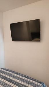 a flat screen tv hanging on a wall at 202-Cómodo y moderno apartamento de 2 habitaciones en la mejor zona céntrica de Ibagué in Ibagué