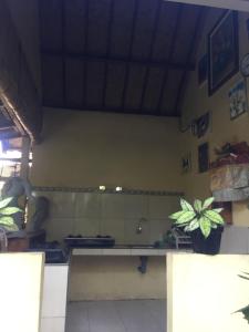 cocina con fregadero y encimera en Kenari House, en Ubud