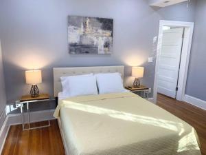 ein Schlafzimmer mit einem Bett mit zwei Lampen an Tischen in der Unterkunft Cozy 2BD/2BA Apartment in Baltimore