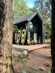 une cabine noire et jaune dans les bois dans l'établissement Bird nest, à Undva
