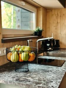 un bol de fruta en una barra en la cocina en Bird nest, en Undva