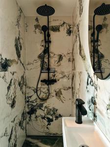 bagno con doccia e lavandino di Bird nest a Undva