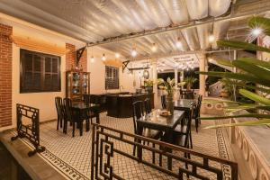 - une salle à manger avec des tables et des chaises dans l'établissement HueNam Residence, à Hue