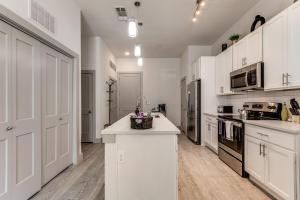 Gallery image of Lush Downtown Condo on RiverWalk w King Ste, Free Parking, Pet Friendly, Centrally Located on Riverwalk in San Antonio