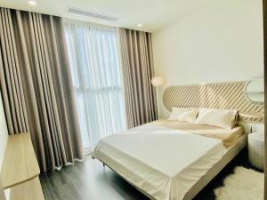 een slaapkamer met een bed en een groot raam bij Shin's Conner- 1 bedroom apartment 50m2 at Vinhomes Ocean Park in Hanoi