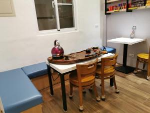 嘉義市的住宿－阿里阿里民居  ，一间带桌子和两把椅子的用餐室