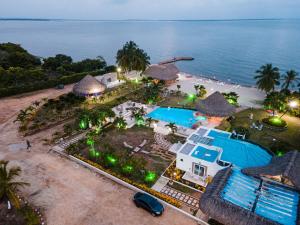 einen Luftblick auf ein Resort mit einem Pool in der Unterkunft CAMATAJUA BARU HOUSE in Playa Blanca