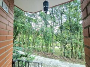 una ventana con vistas al jardín desde una casa en Casa Campestre Poblado para 8, en Medellín