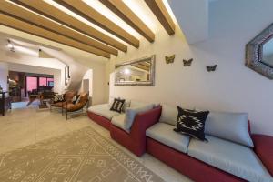 ein Wohnzimmer mit 2 Sofas und einem Tisch in der Unterkunft Tonalli Casa Boutique in Mexiko-Stadt