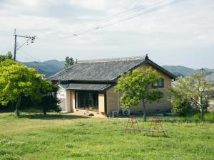 una casa con dos taburetes en el patio en 范冰冰 ファン・ビンビン, en Shimo-ōzu