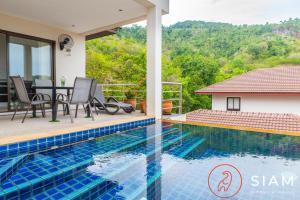 Chaweng Hill Apartment 2Br & Private Pool في كوه ساموي: فيلا بمسبح وإطلالة على الجبال