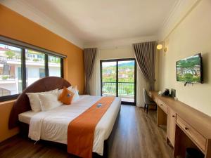 Postel nebo postele na pokoji v ubytování Sapa Legacy Hotel