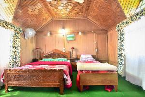 Katil atau katil-katil dalam bilik di Houseboat Zaindari Palace