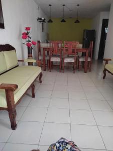 uma sala de jantar com uma mesa e cadeiras e um estofador de mesa em HOSPEDAJE MAGNOLIAS MERIDA em Mérida