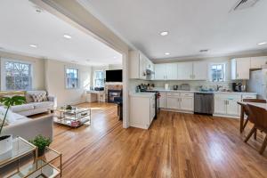 cocina grande y sala de estar con suelo de madera. en Luxurious Downtown Haven - Stillwater, Stamford, CT, en Stamford