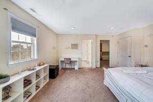1 dormitorio con cama, escritorio y ventana en Luxurious Downtown Haven - Stillwater, Stamford, CT, en Stamford