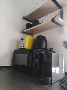 a microwave sitting on top of a kitchen counter at Bonito estudio con garaje in Bilbao